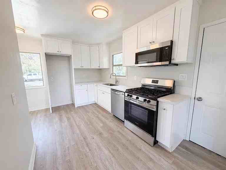 5229 Irwin Avenue - Photo 3 of 9