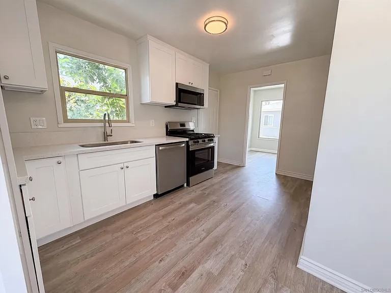 5229 Irwin Avenue - Photo 4 of 9