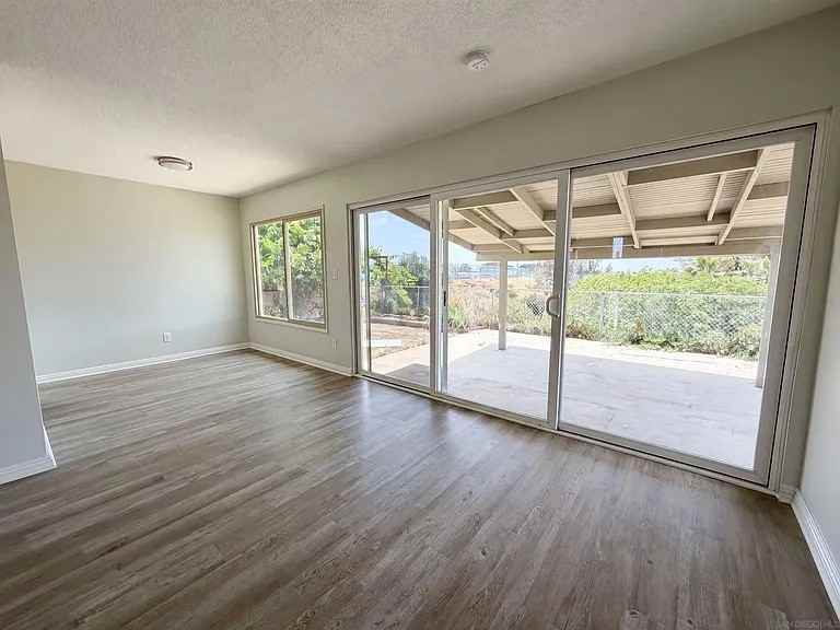 5229 Irwin Avenue - Photo 5 of 9