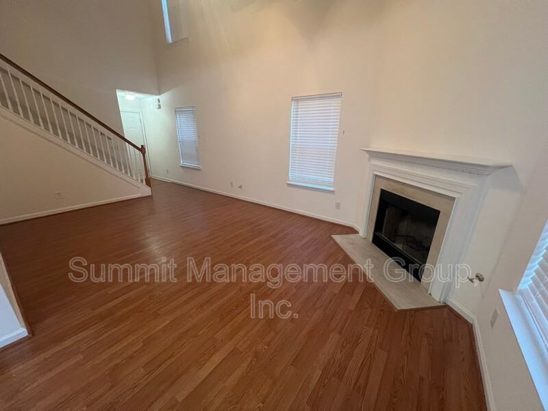 2810 Lakeside Cir - Photo 2 of 16