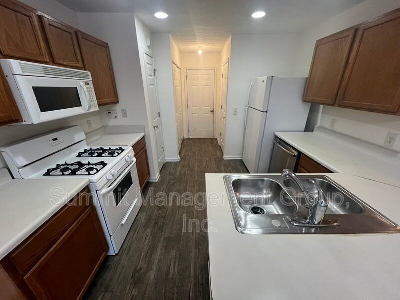 2810 Lakeside Cir - Photo 4 of 16