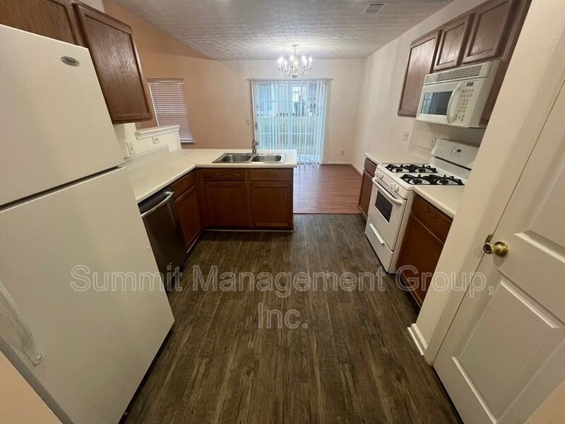 2810 Lakeside Cir - Photo 5 of 16