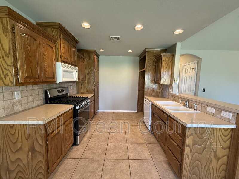 11211 S 280th East Ave - Photo 7 of 19
