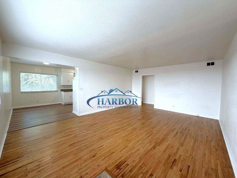 943 W 13th St #B - Photo 2 of 17