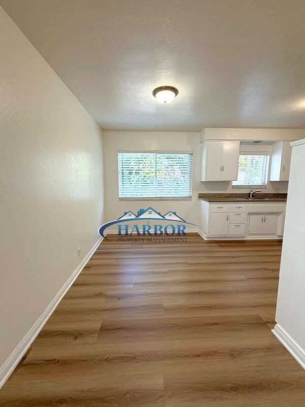 943 W 13th St #B - Photo 3 of 17