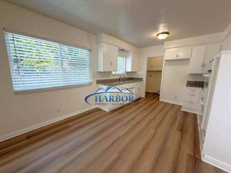 943 W 13th St #B - Photo 4 of 17