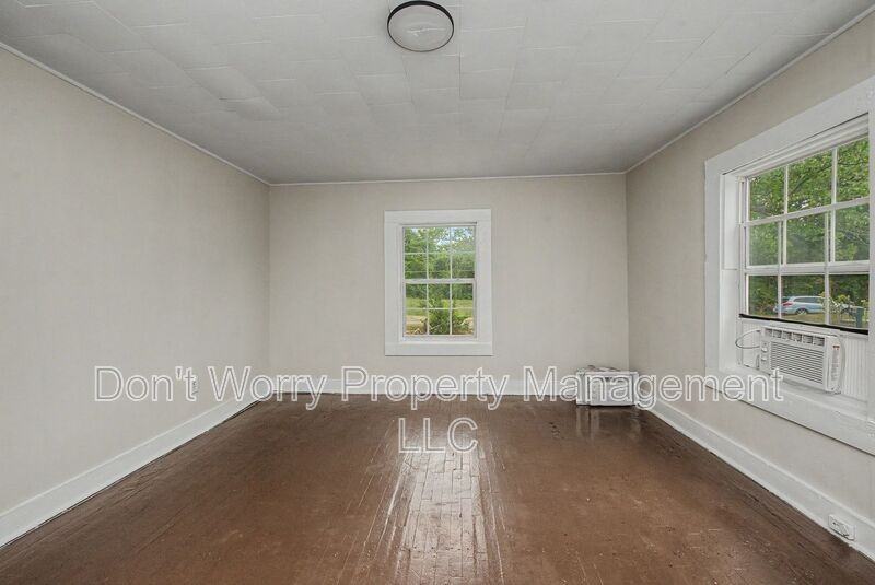404 Carroll St - Photo 4 of 8
