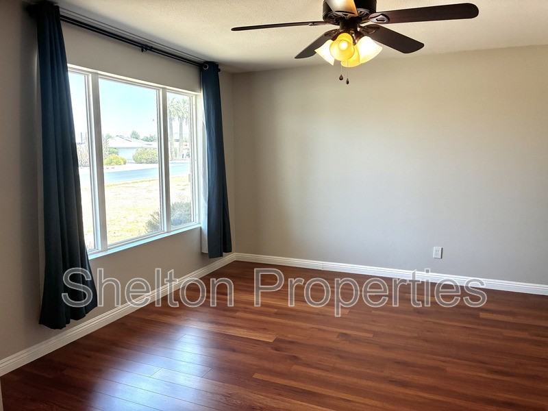 523 E Malibu Dr - Photo 2 of 15