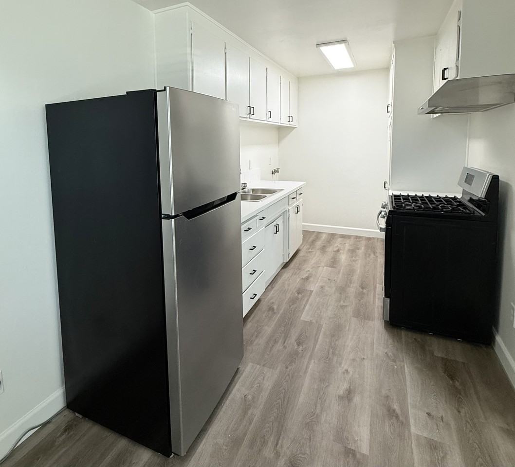 4555 Davis St #2 - Photo 5 of 10