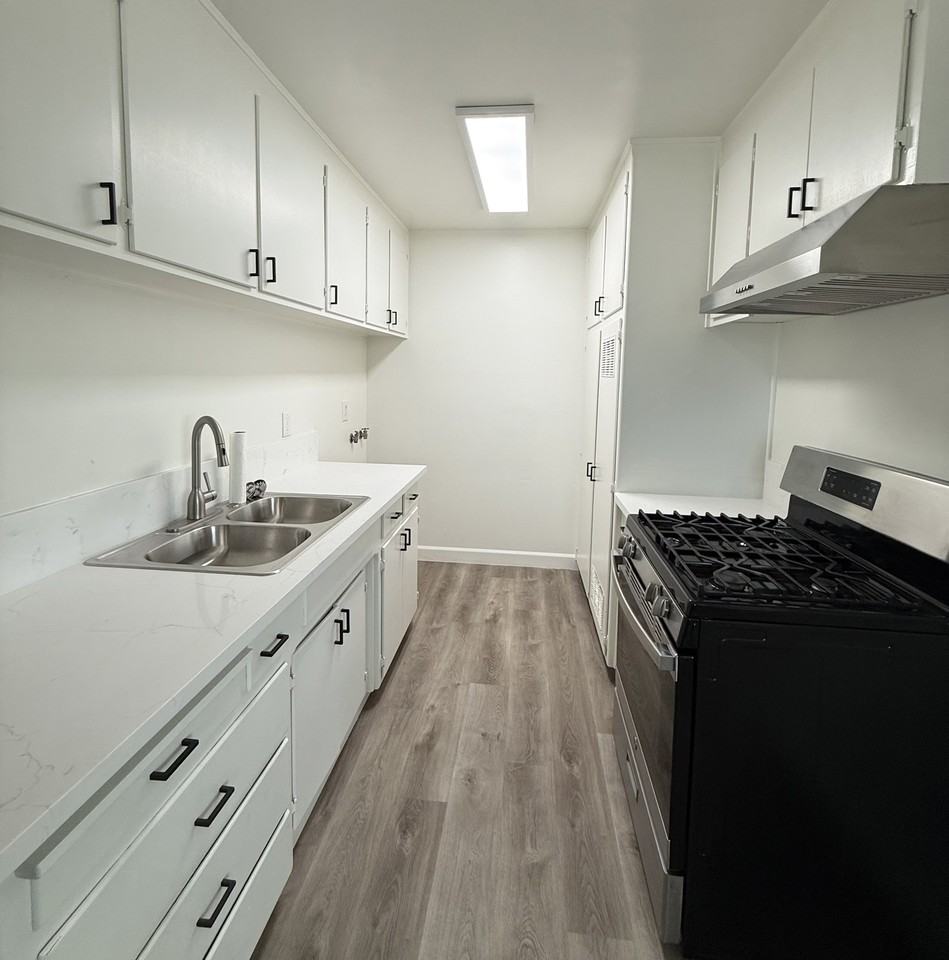 4555 Davis St #2 - Photo 6 of 10