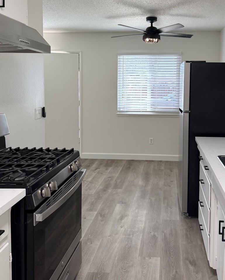 4555 Davis St #2 - Photo 7 of 10