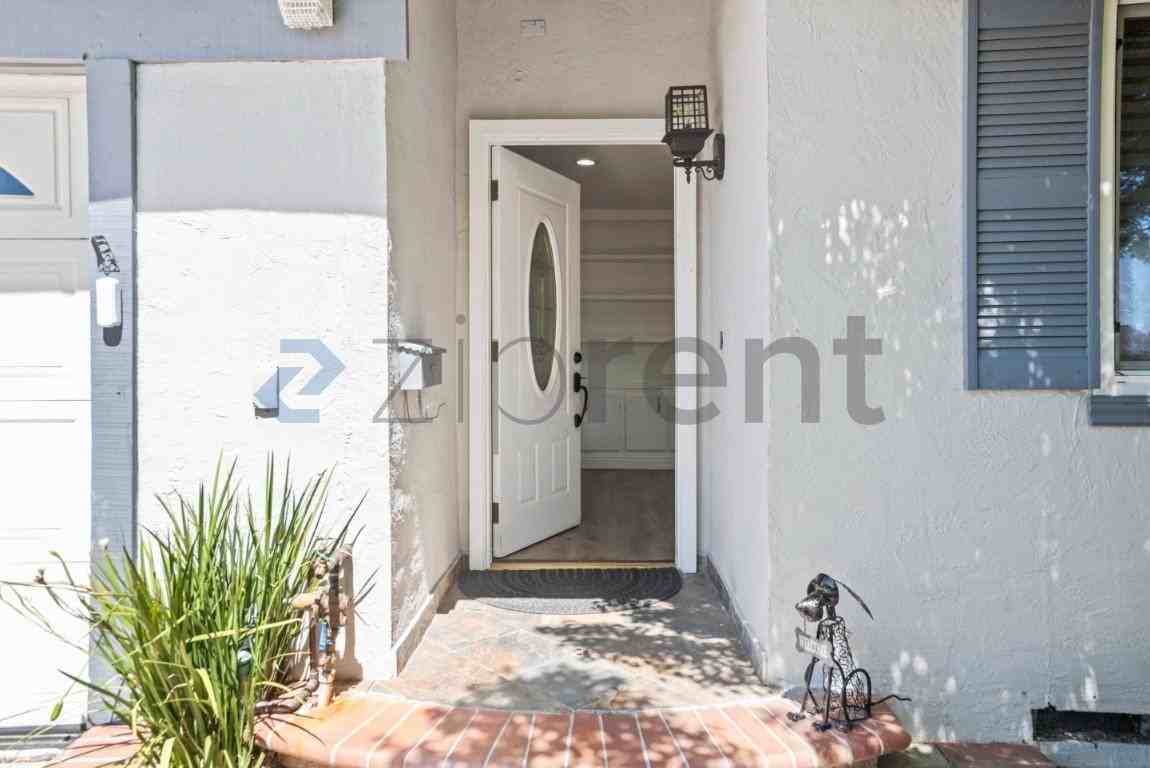 378 Spring Valley Ln - Photo 4 of 31
