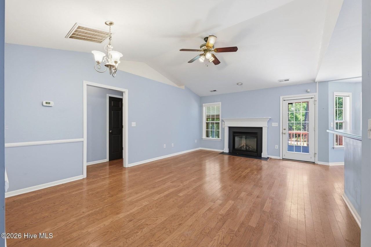 106 Lakeside Green Dr - Photo 4 of 41