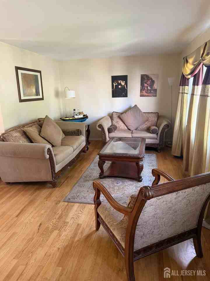 652 Holly Ln - Photo 2 of 38