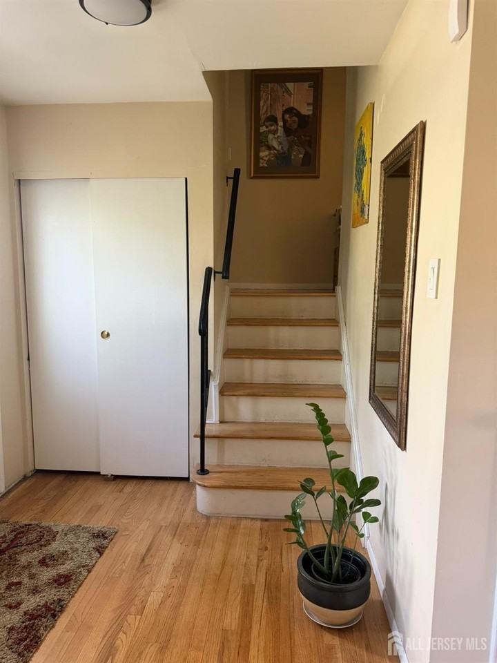 652 Holly Ln - Photo 3 of 38