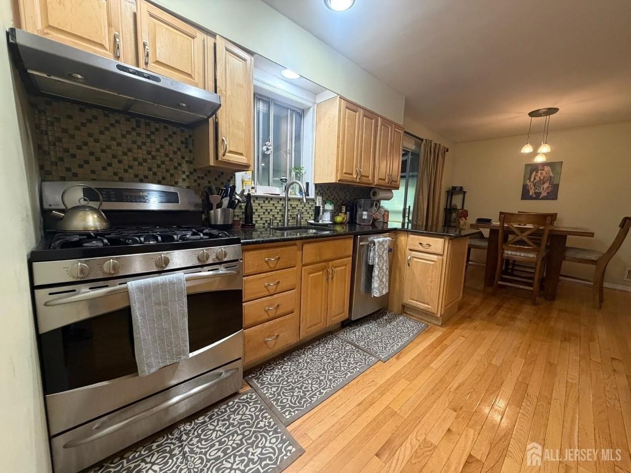652 Holly Ln - Photo 4 of 38