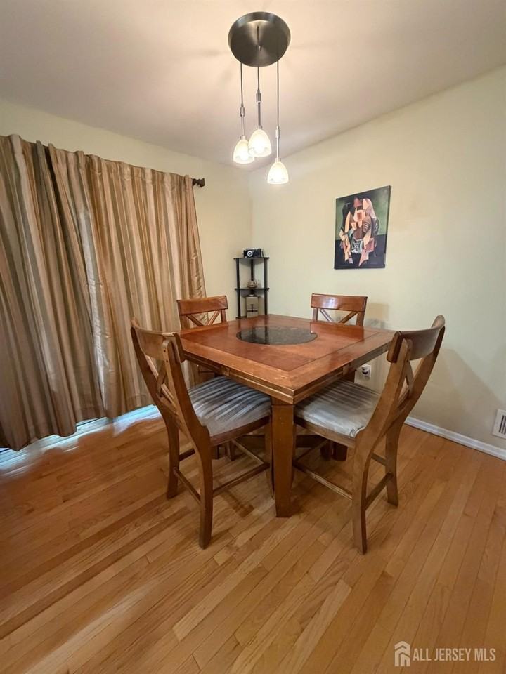 652 Holly Ln - Photo 6 of 38