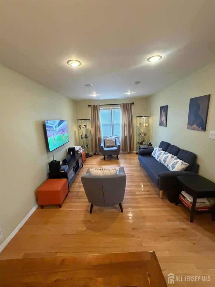 652 Holly Ln - Photo 7 of 38
