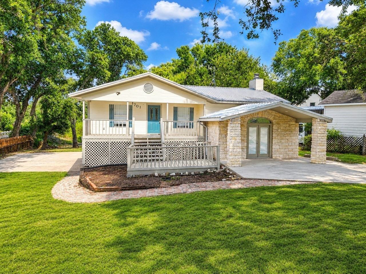 1701 E Lake Dr - Photo 2 of 26