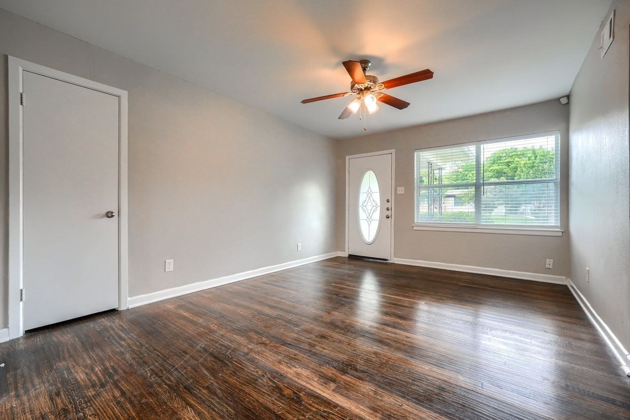 10628 Benbrook Dr - Photo 3 of 35