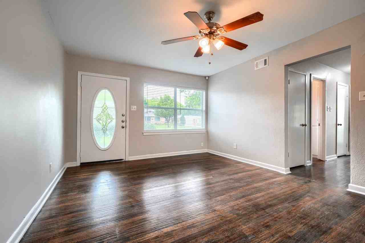 10628 Benbrook Dr - Photo 6 of 35