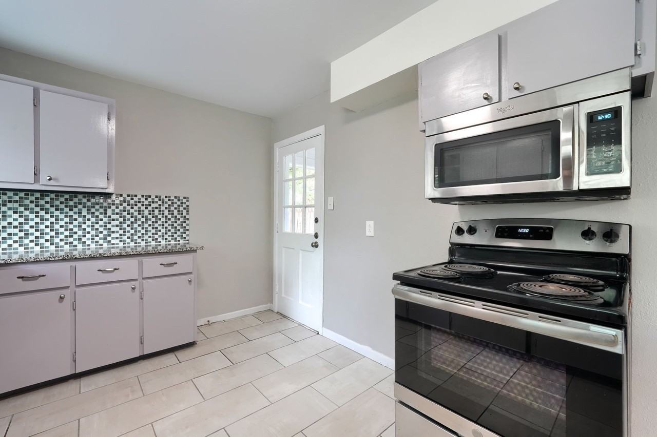 10628 Benbrook Dr - Photo 7 of 35