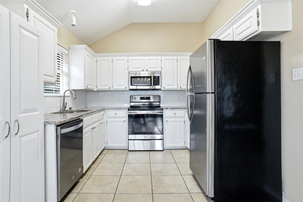 6701 Driffield Cir W - Photo 4 of 15
