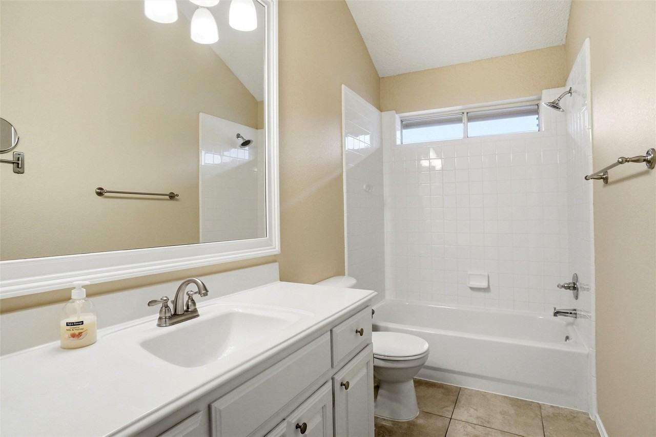 6701 Driffield Cir W - Photo 5 of 15