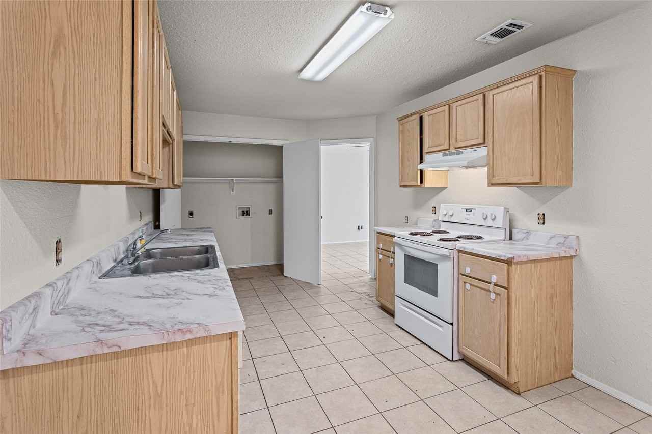 2720 James Rd - Photo 3 of 26