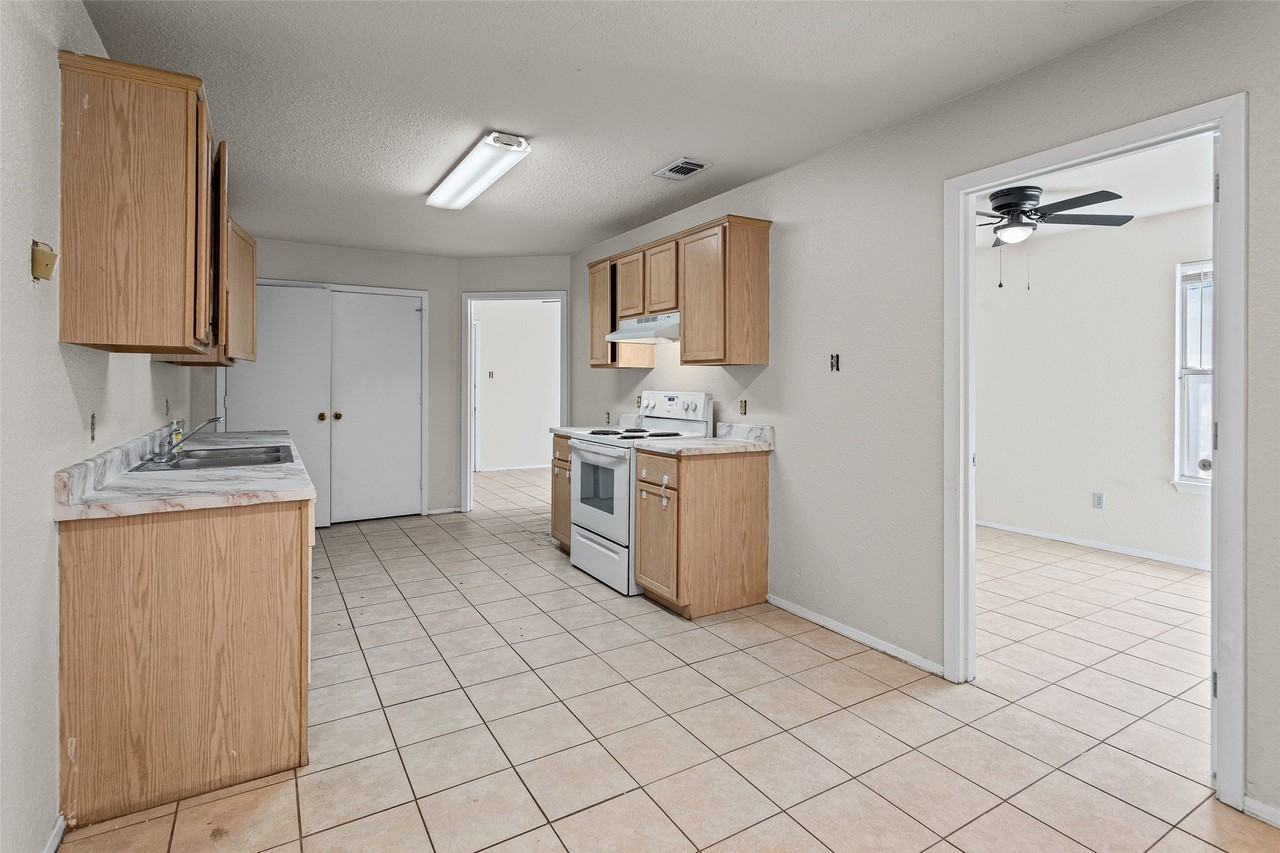 2720 James Rd - Photo 4 of 26