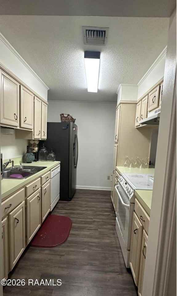 106 Molasses Row - Photo 2 of 7