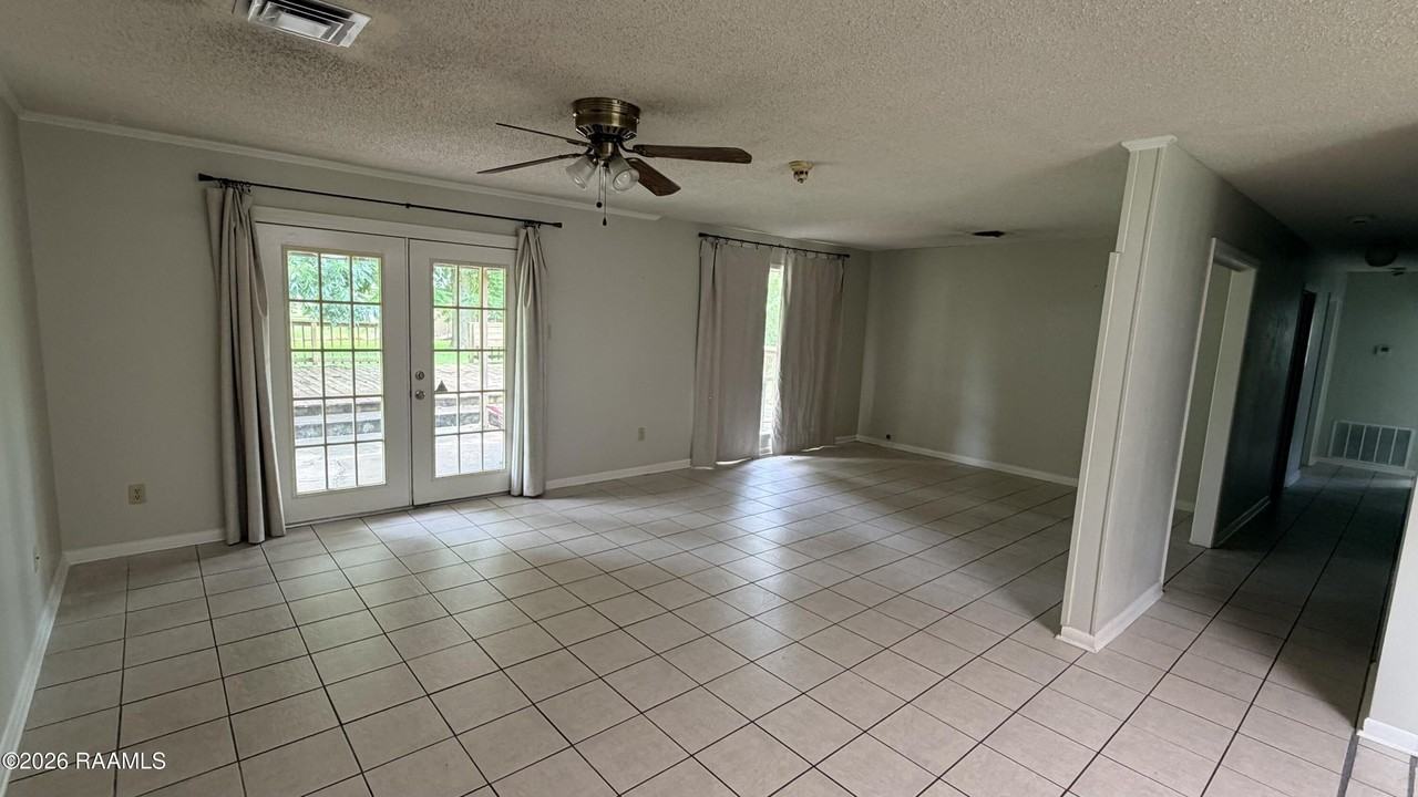 301 Marie Antoinette St - Photo 2 of 9