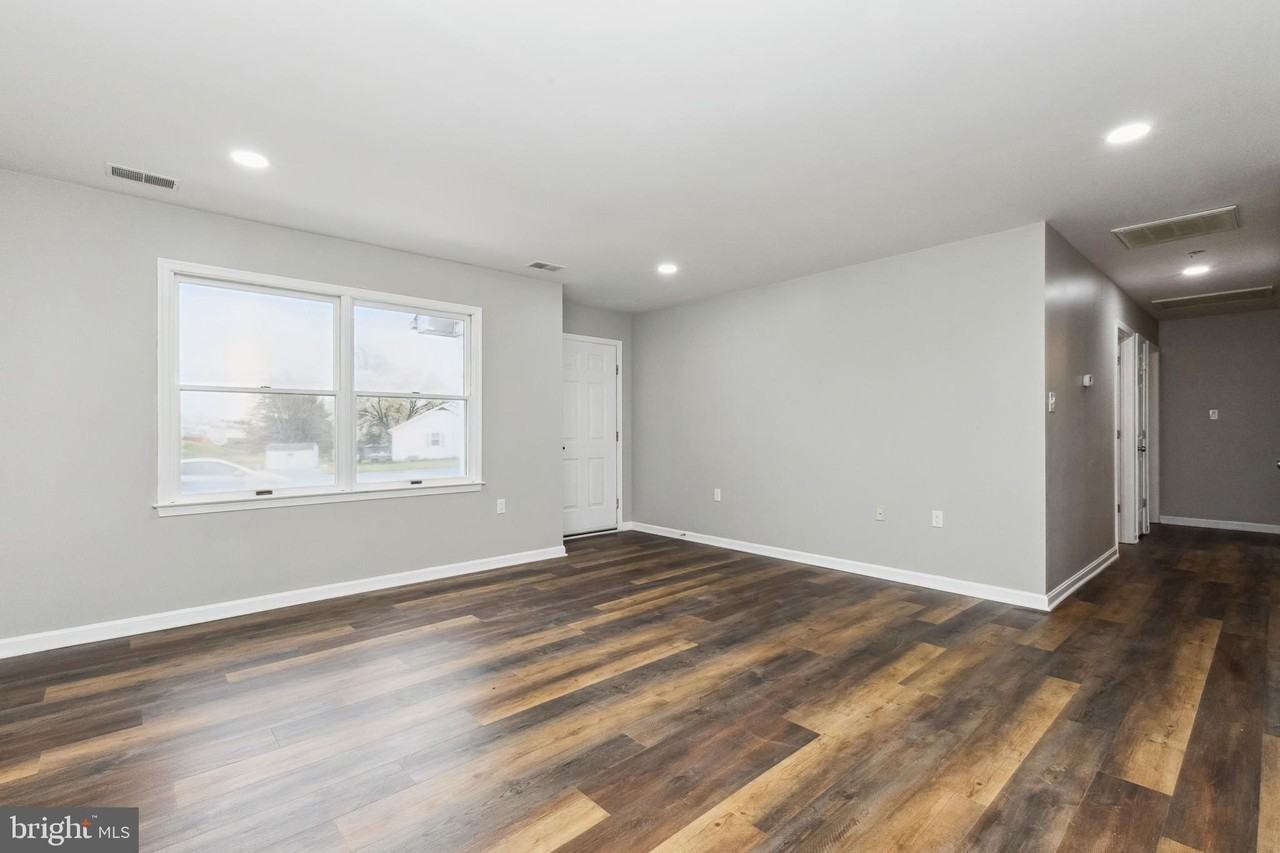 100 Heathrow Ln - Photo 3 of 24