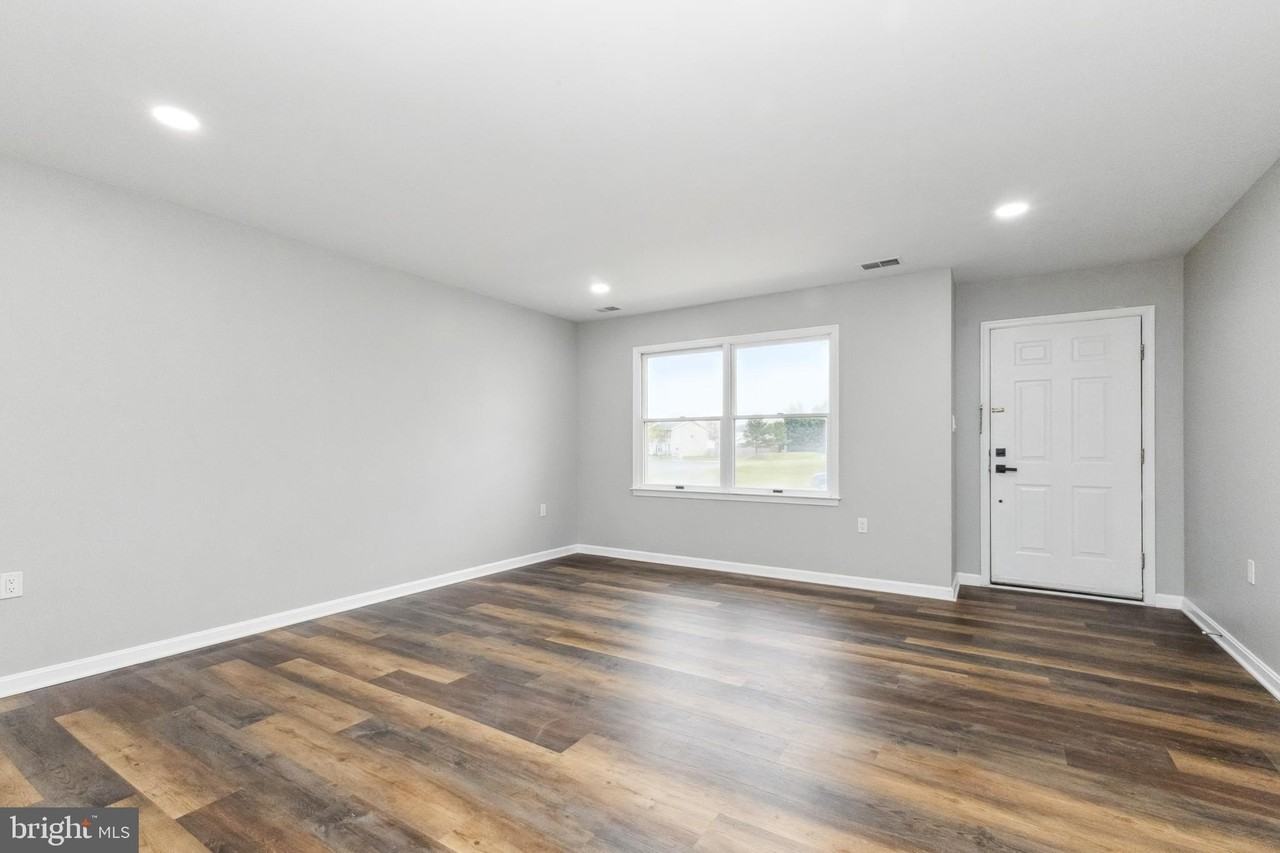 100 Heathrow Ln - Photo 4 of 24
