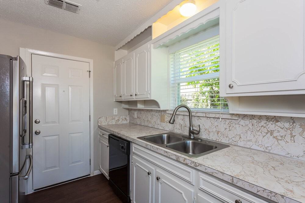 6053 Herschel Dr - Photo 4 of 15