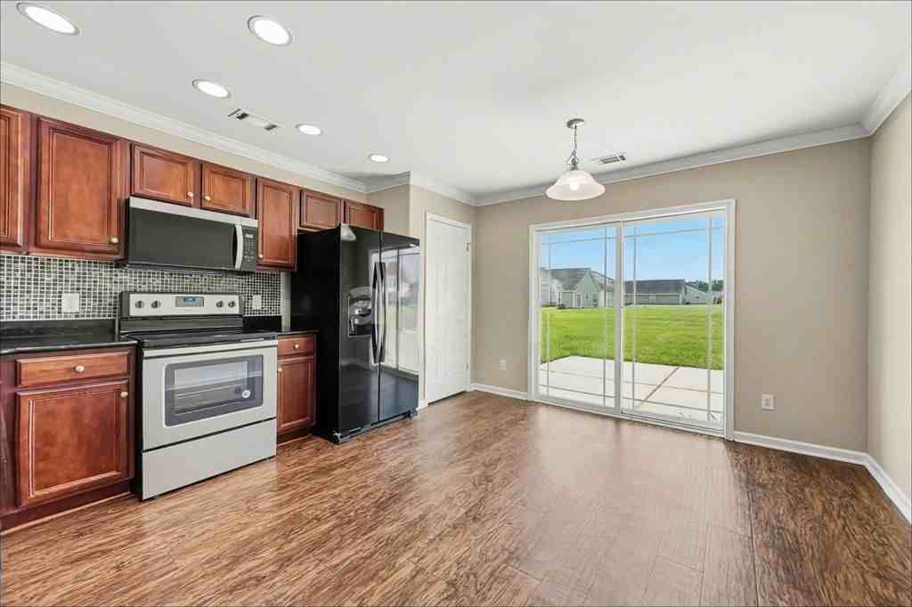 7 Miller Pond Road - Photo 2 of 6