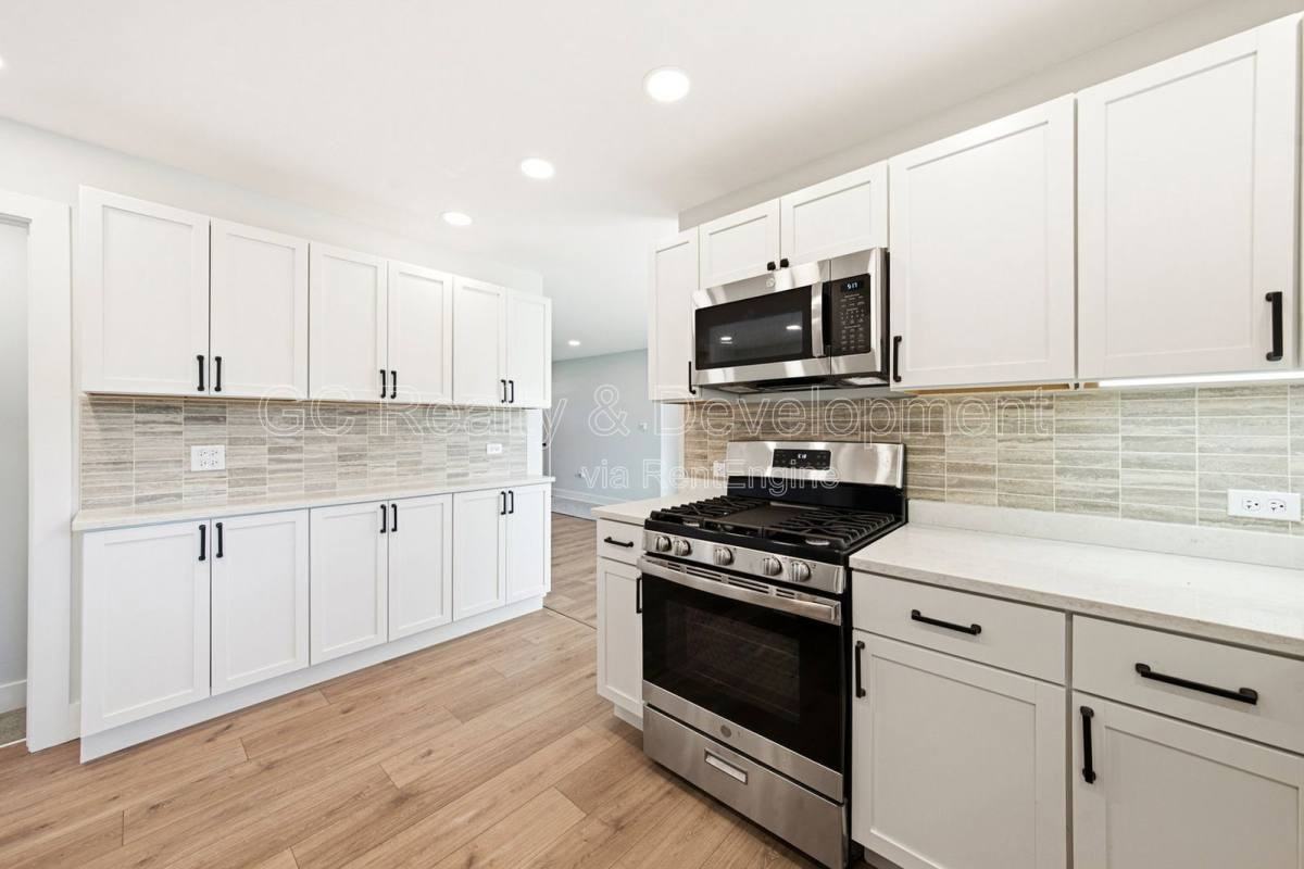 106 Hawthorne Dr - Photo 2 of 10