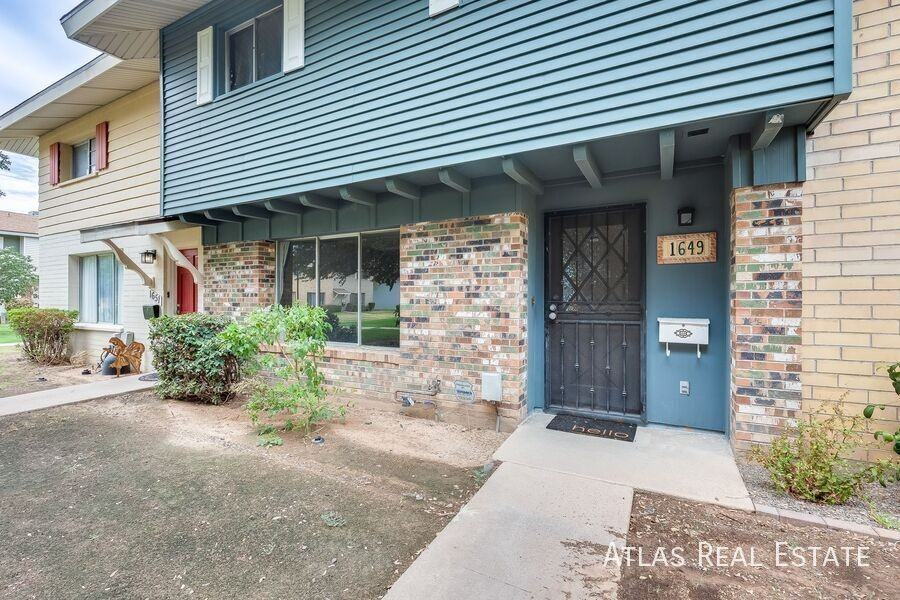 1649 W Hazelwood St - Photo 4 of 43