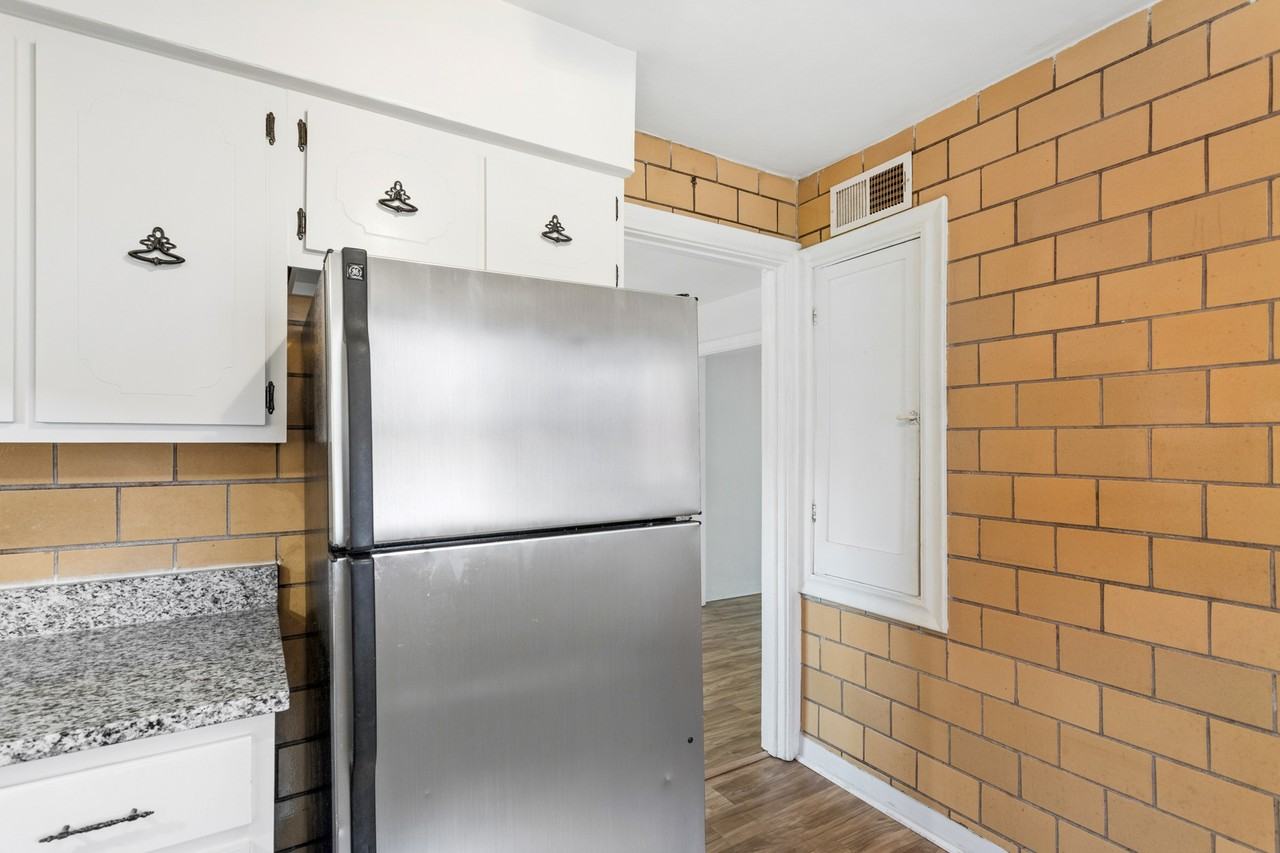 1076 Wilshire Avenue - Photo 3 of 28