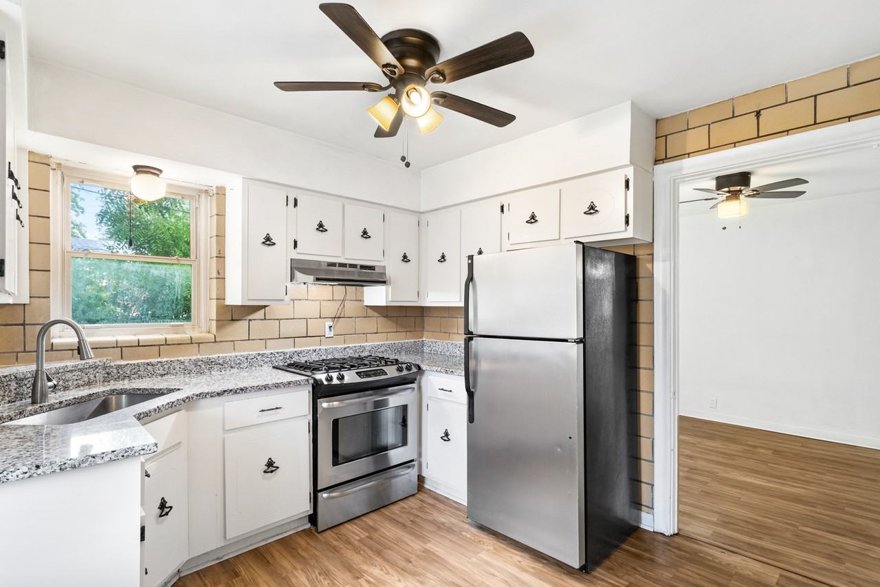 1076 Wilshire Avenue - Photo 4 of 28