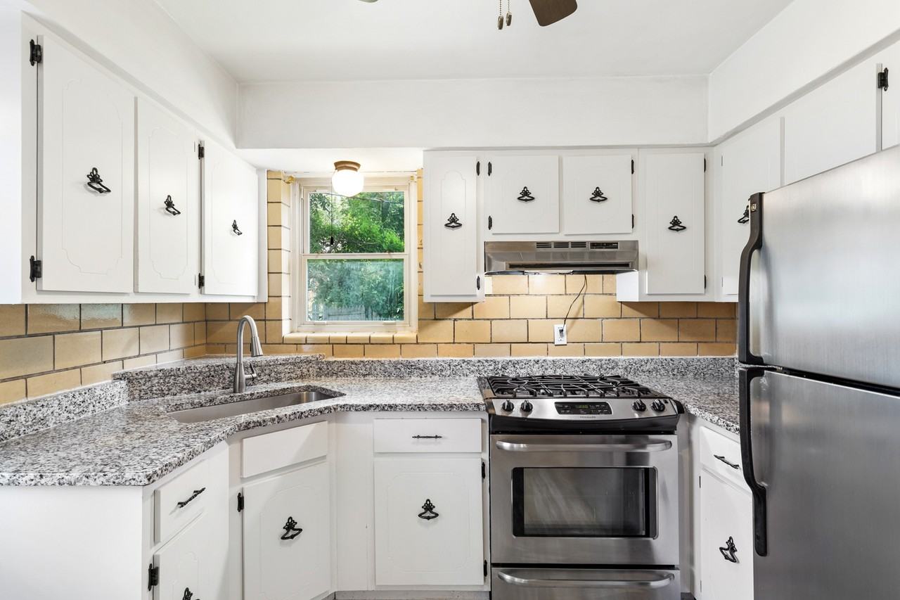 1076 Wilshire Avenue - Photo 6 of 28