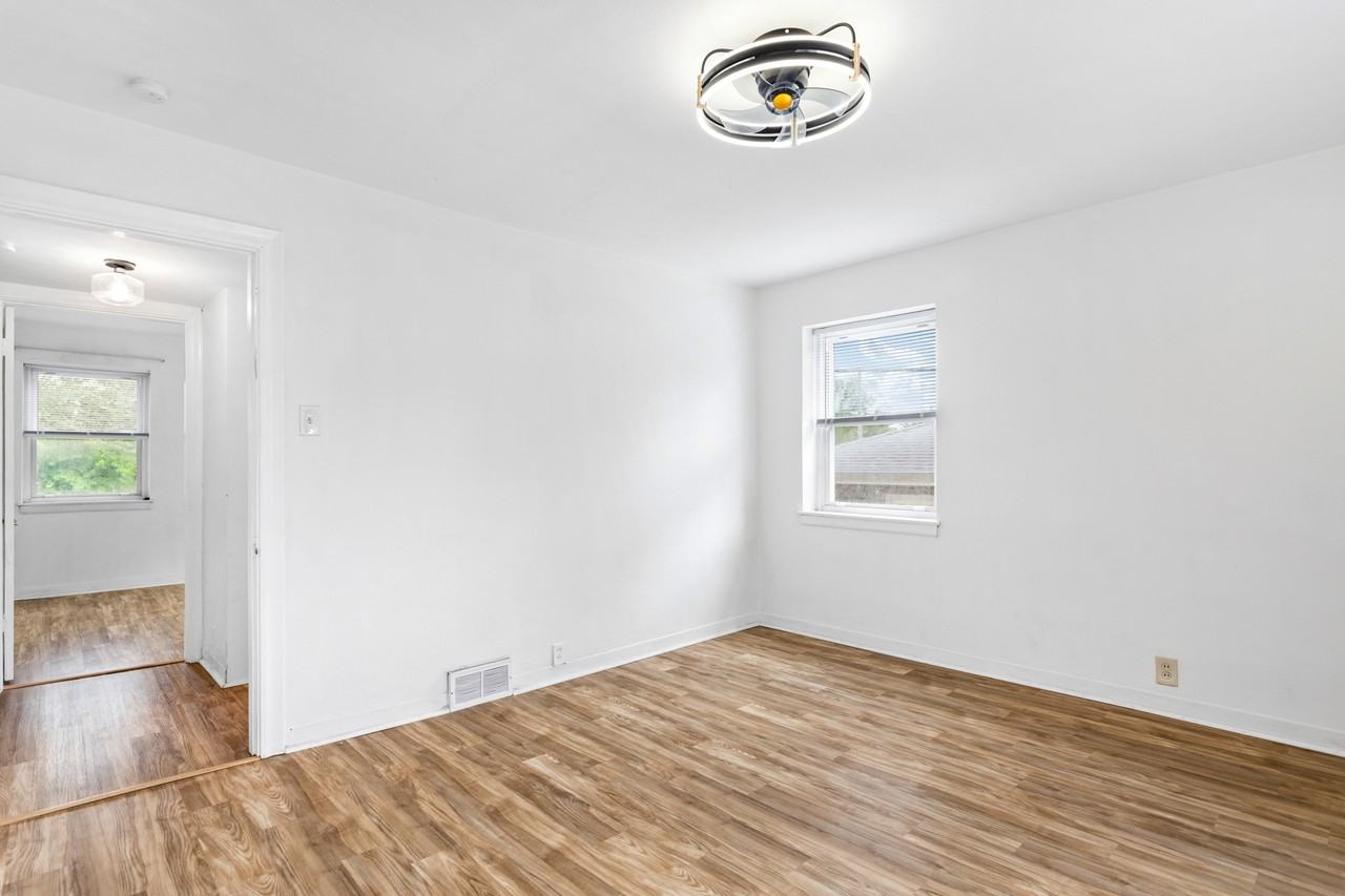 1076 Wilshire Avenue - Photo 7 of 28