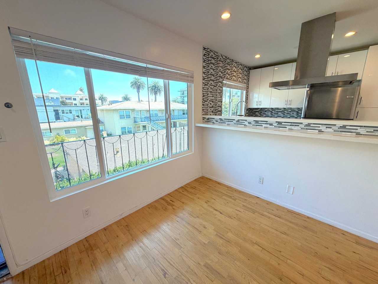 1433 9th St #F - Photo 4 of 32
