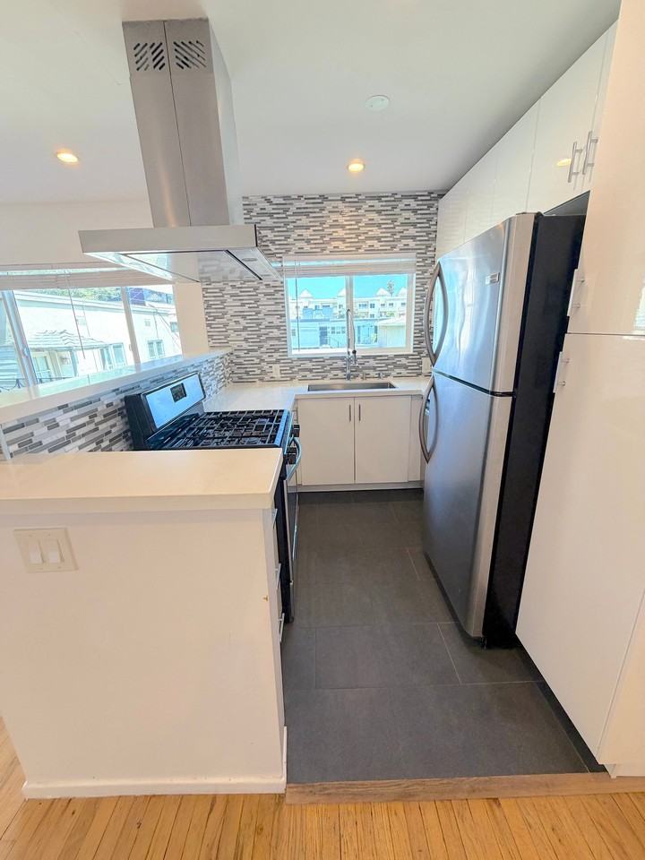 1433 9th St #F - Photo 6 of 32