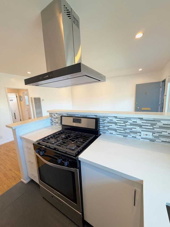 1433 9th St #F - Photo 7 of 32