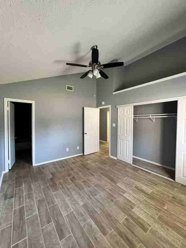 2504 Liberty Ln - Photo 2 of 15