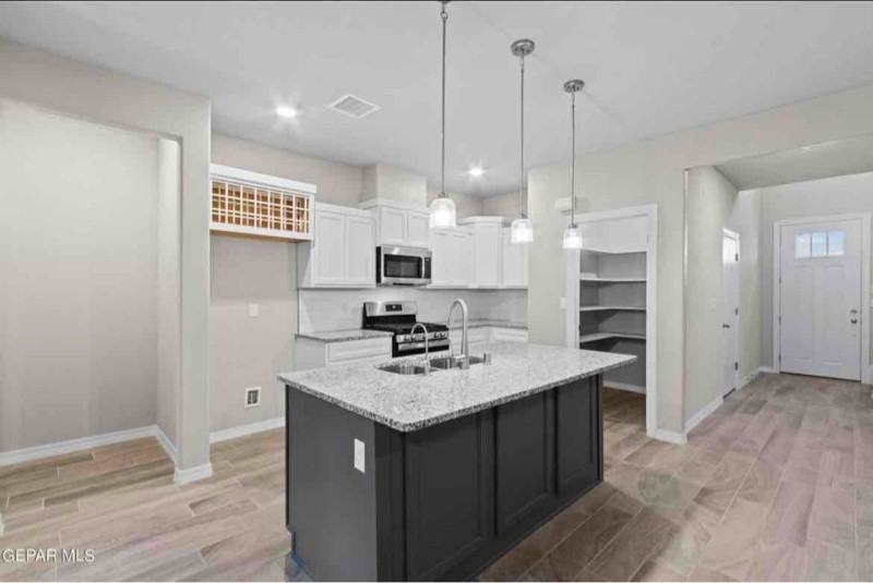 273 Farnborough St - Photo 2 of 14