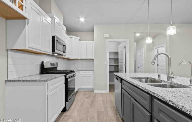 273 Farnborough St - Photo 4 of 14