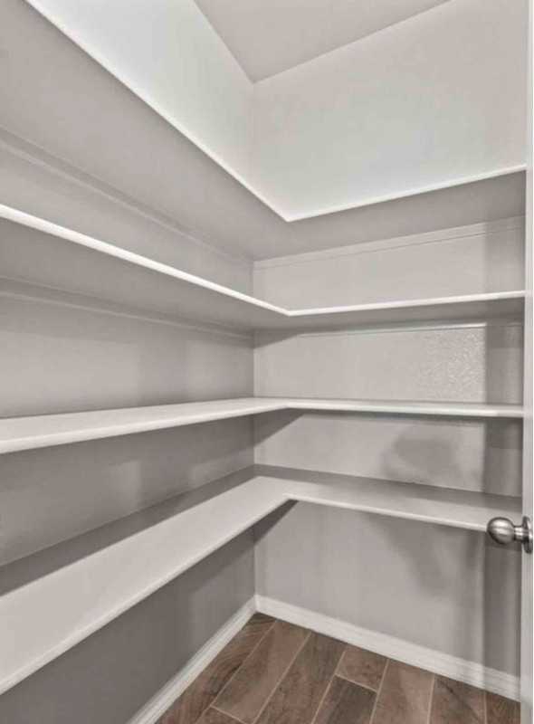 273 Farnborough St - Photo 5 of 14