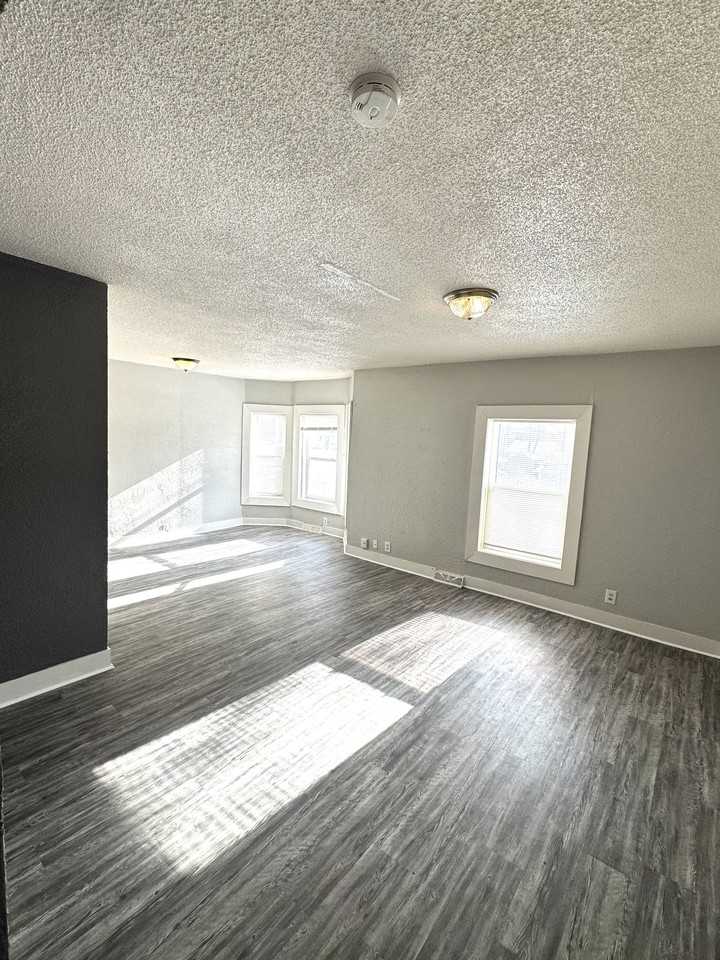 858 Kalamazoo Ave Se - Photo 4 of 16